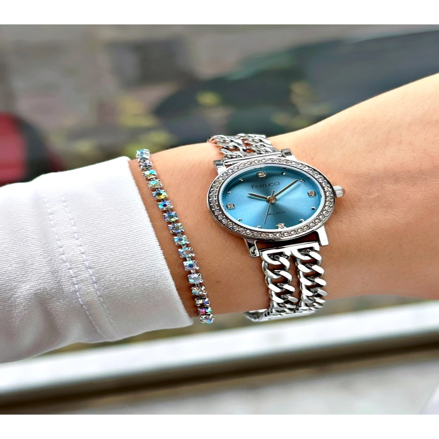 TAŞ RAKAM TAŞ BEZEL MAVİ KADRANLI ZİNCİR KORDONLU GÜMÜŞ METAL KADIN KOL SAATİ hover