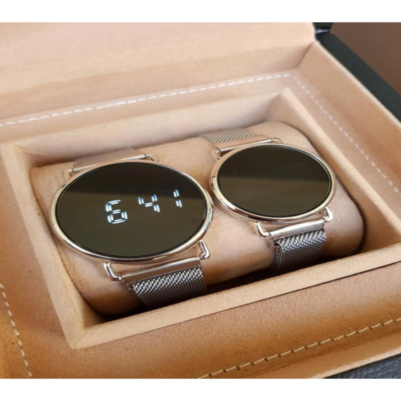 Gümüş Renk Hasır Mıknatıslı Kordon Dokunmatik Ekranlı Sevgili Saatleri