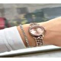 TAŞ RAKAMLI TAŞ BEZEL ZİNCİR KORDONLU ROSE KADIN METAL KOL SAATİ