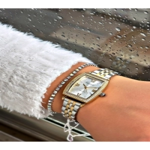 FERRUCCİ KARE KADRANLI ETRAFI VE RAKAMLARI TAŞLI GOLD GÜMÜŞ METAL  KADIN KOL SAATİ