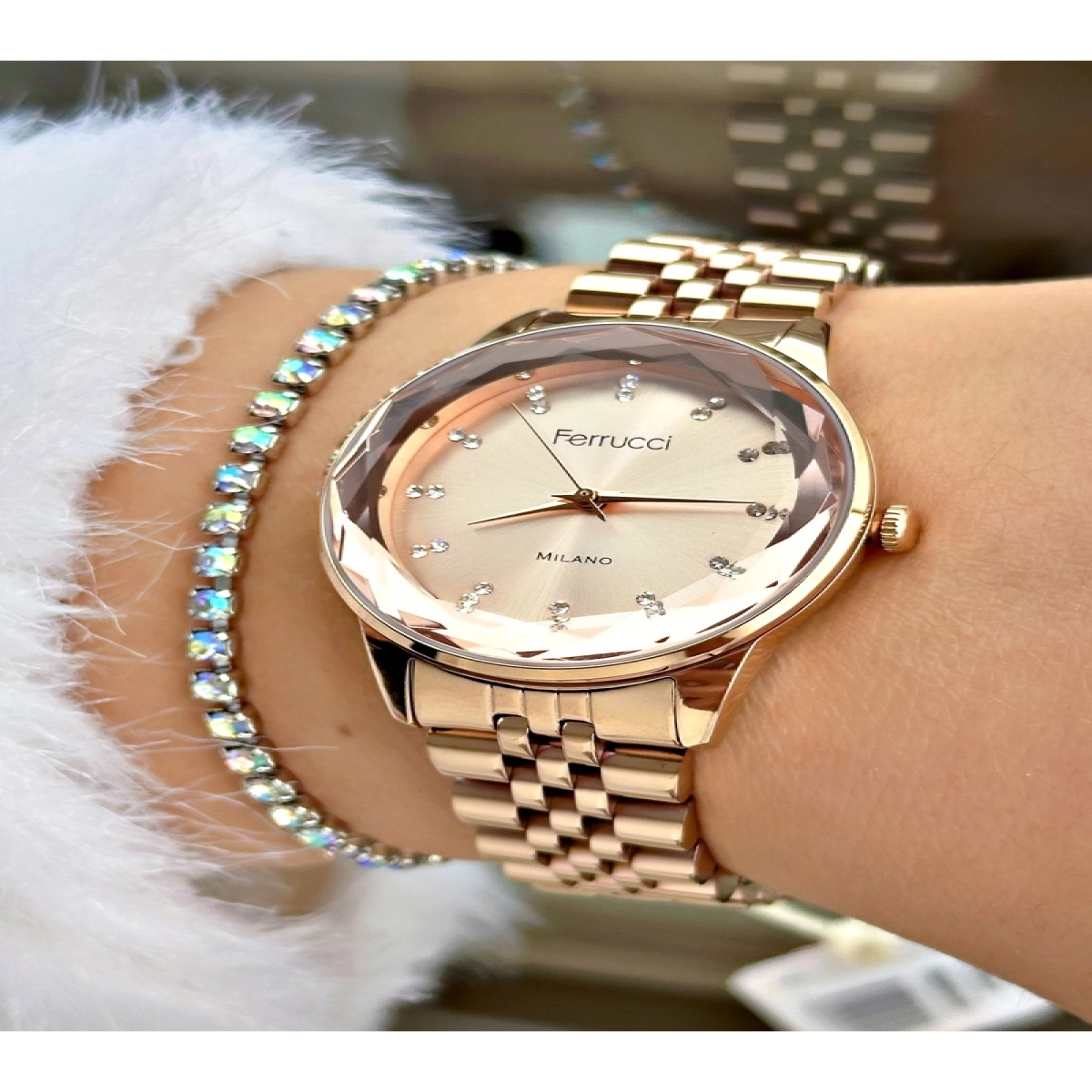 FERRUCCİ  KESME CAMLI RAKAMLARI TAŞLI ROSE METAL KADIN KOL SAATİ