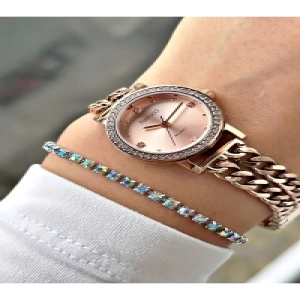 TAŞ RAKAMLI TAŞ BEZEL ZİNCİR KORDONLU ROSE KADIN METAL KOL SAATİ