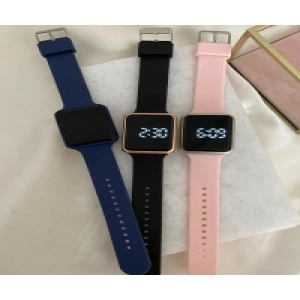 Silikon Kordonlu Beyaz Led Işıklı Kadın Kol Saati