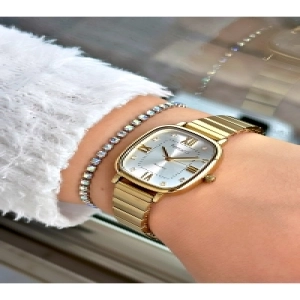 FERRUCCİ BEYAZ KADRANLI KARE GOLD TAŞ RAKAMLI GOLD METAL KADIN KOL SAATİ