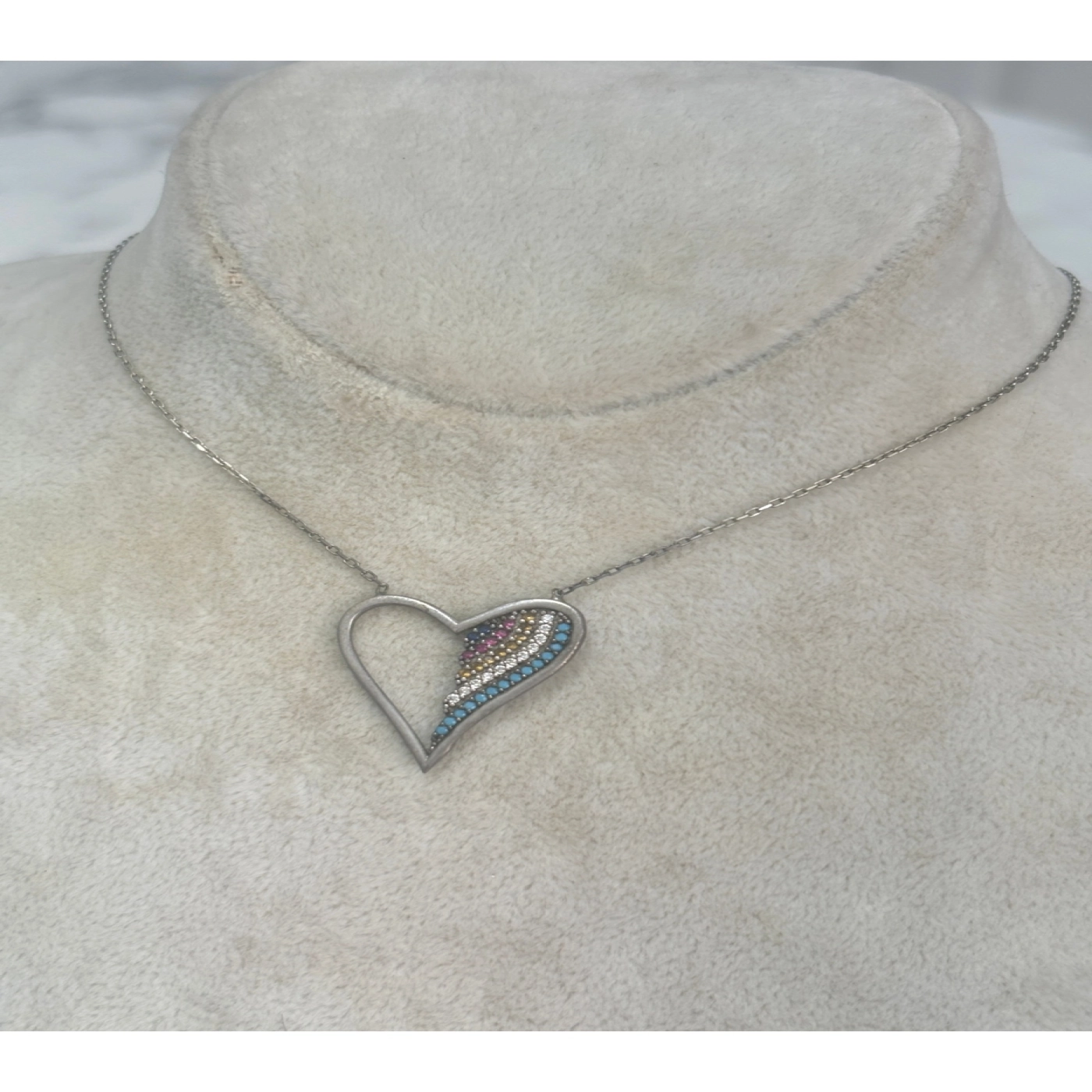 925 Ayar Gümüş Renkli Taşlı Kalpli Modeli Gümüş Kolye