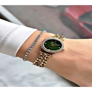 TAŞ RAKAM TAŞ BEZEL YEŞİL KADRANLI ZİNCİR KORDON GOLD METAL KADIN KOL SAATİ