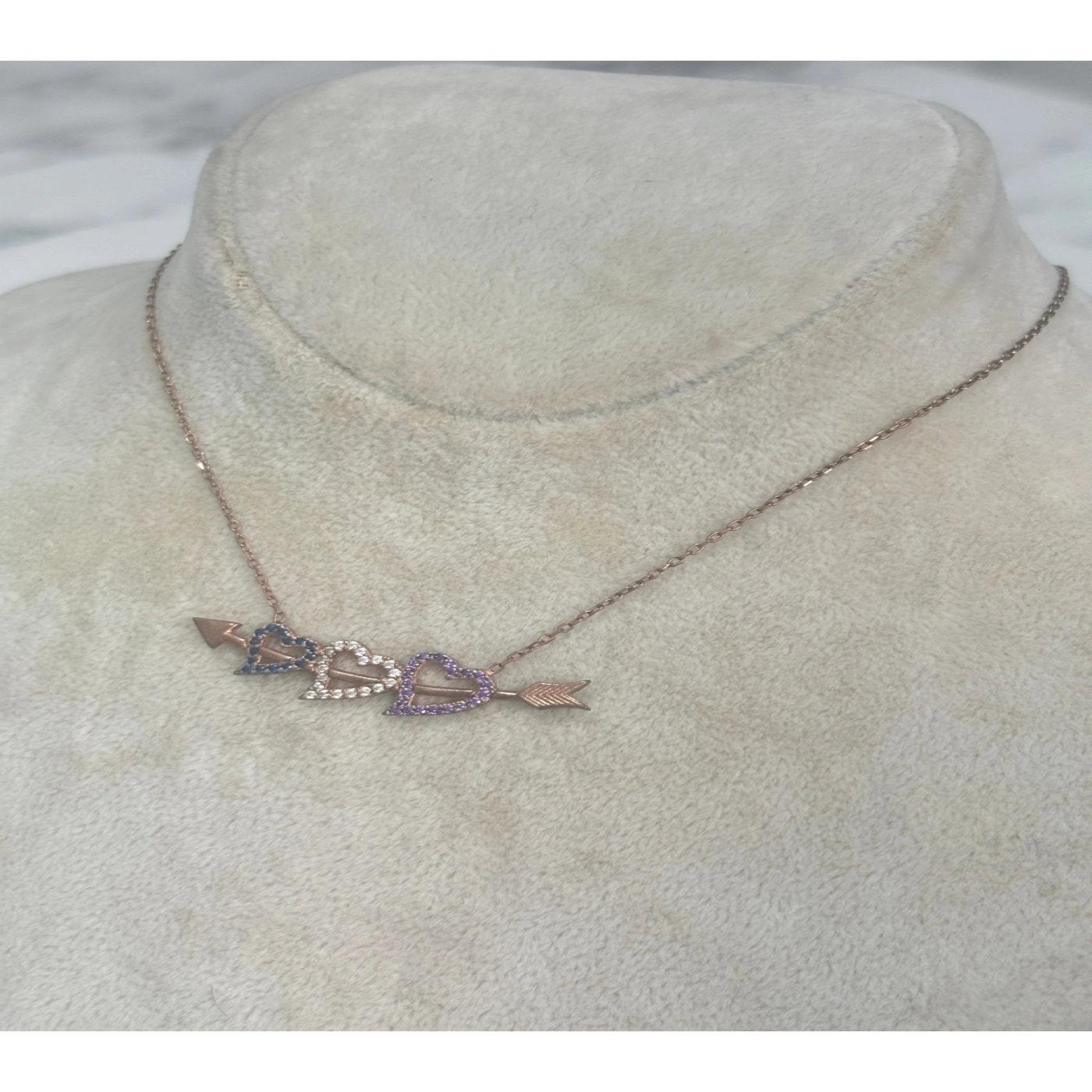 925 Ayar Gümüş Taşlı Rose Gold Kalpli Ok Modeli Gümüş Kolye