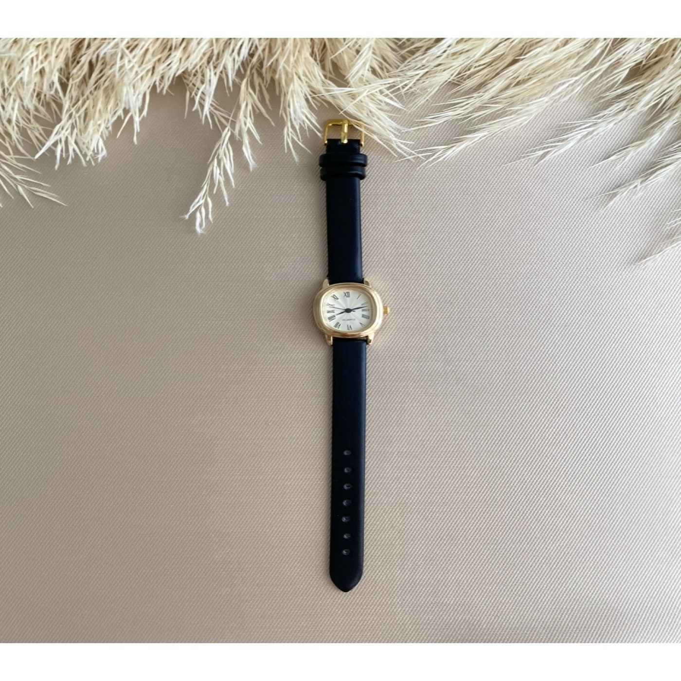 Retro Minimal Vintage Tasarım - Siyah Renk Kordon - Kadın Kol Saati - Gold Renk Kasa