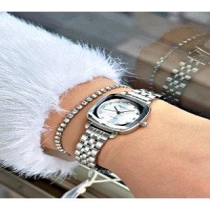 FERRUCCİ RAKAMLARI TAŞLI GÜMÜŞ KARE METAL KADIN KOL SAATİ