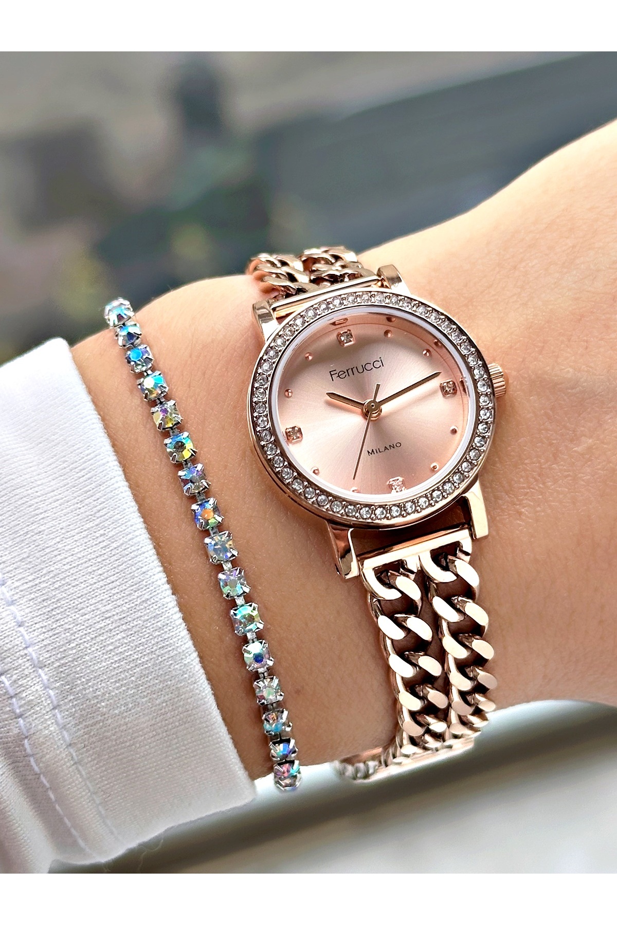 TAŞ RAKAMLI TAŞ BEZEL ZİNCİR KORDONLU ROSE KADIN METAL KOL SAATİ