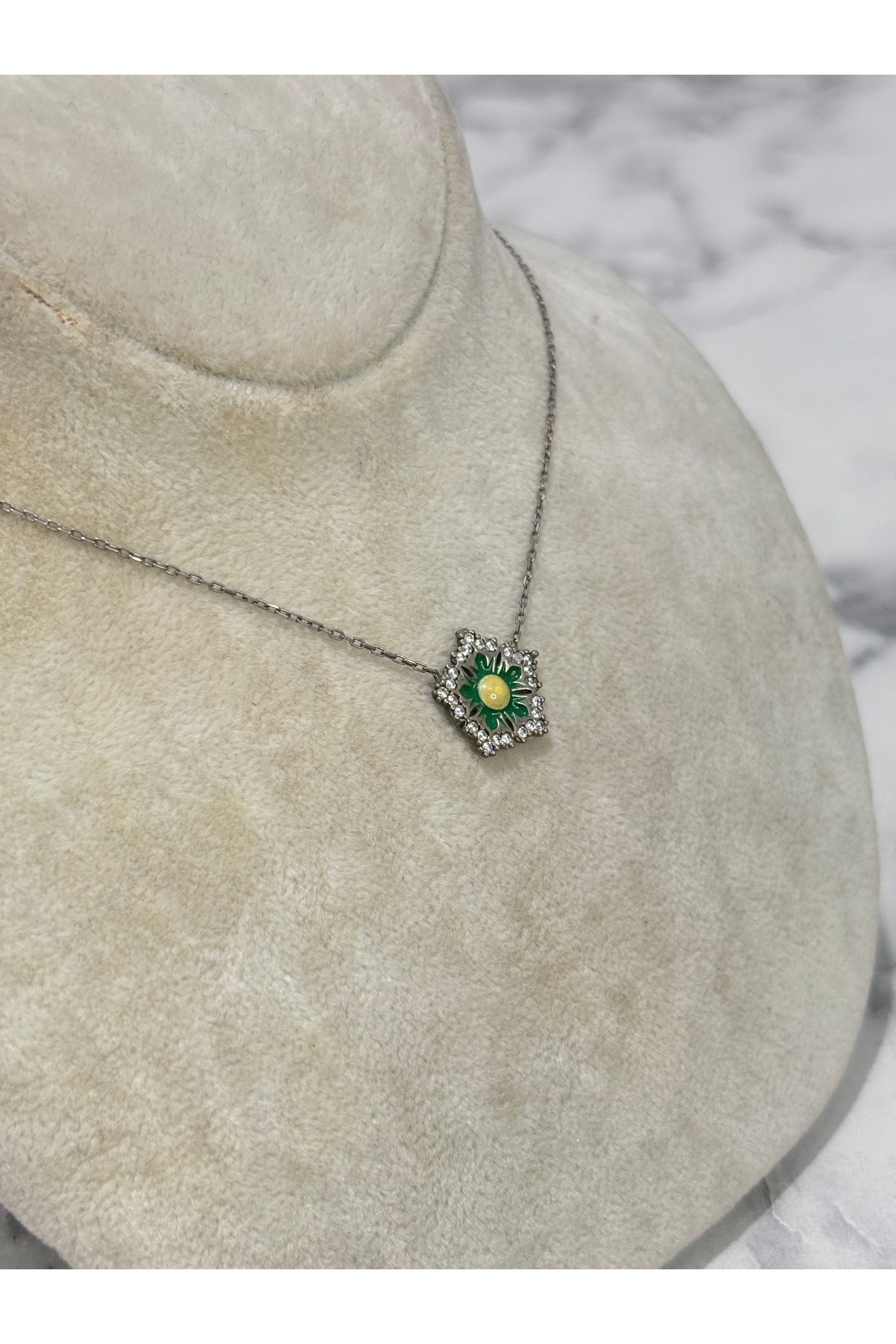 925 Ayar Gümüş Yeşil Taşlı Modeli Gümüş Kolye