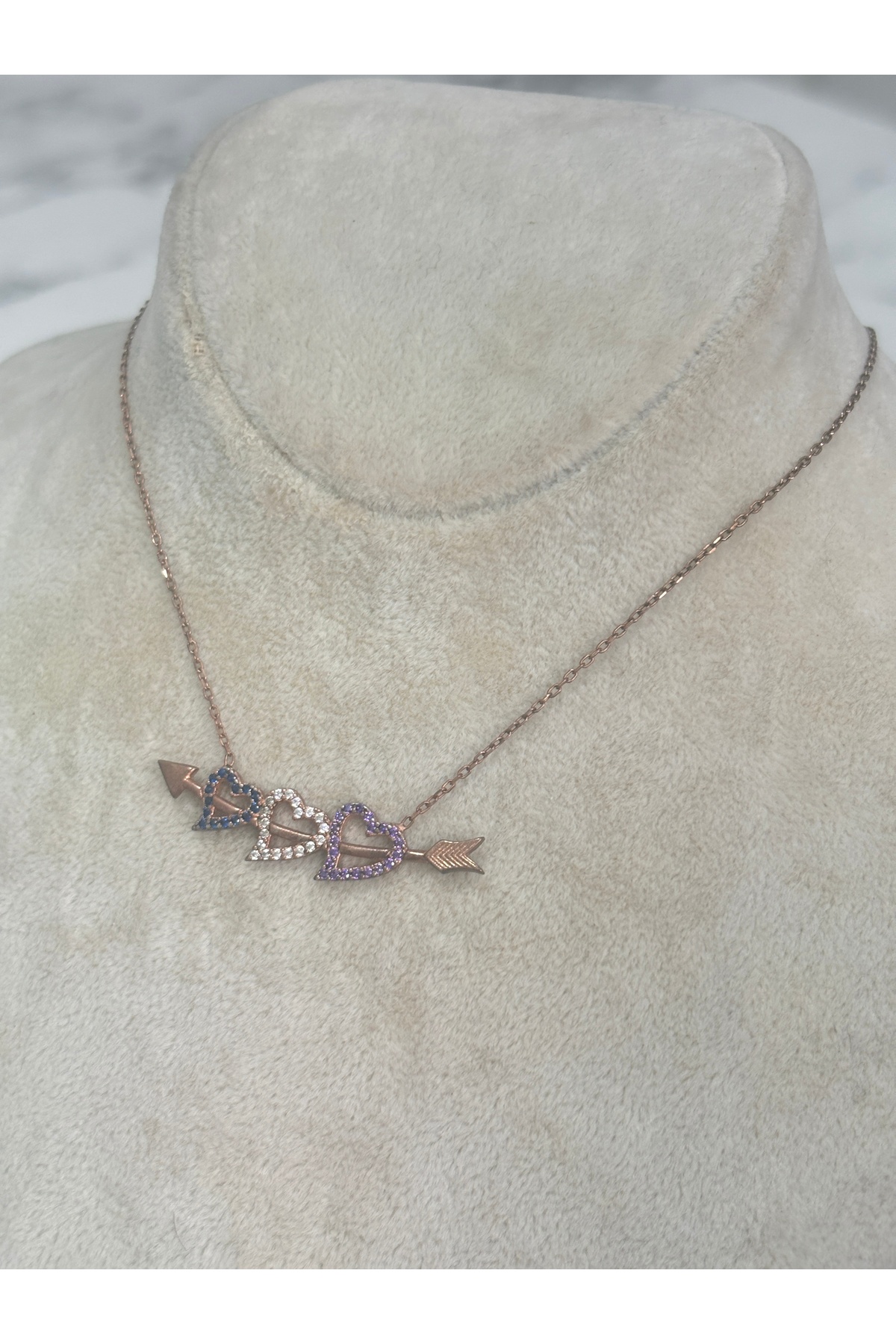 925 Ayar Gümüş Taşlı Rose Gold Kalpli Ok Modeli Gümüş Kolye