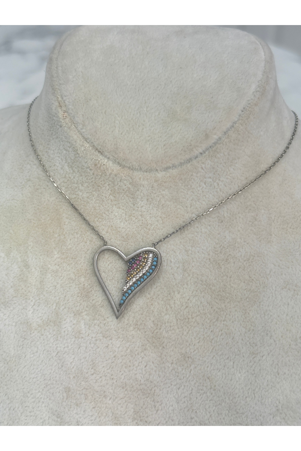 925 Ayar Gümüş Renkli Taşlı Kalpli Modeli Gümüş Kolye