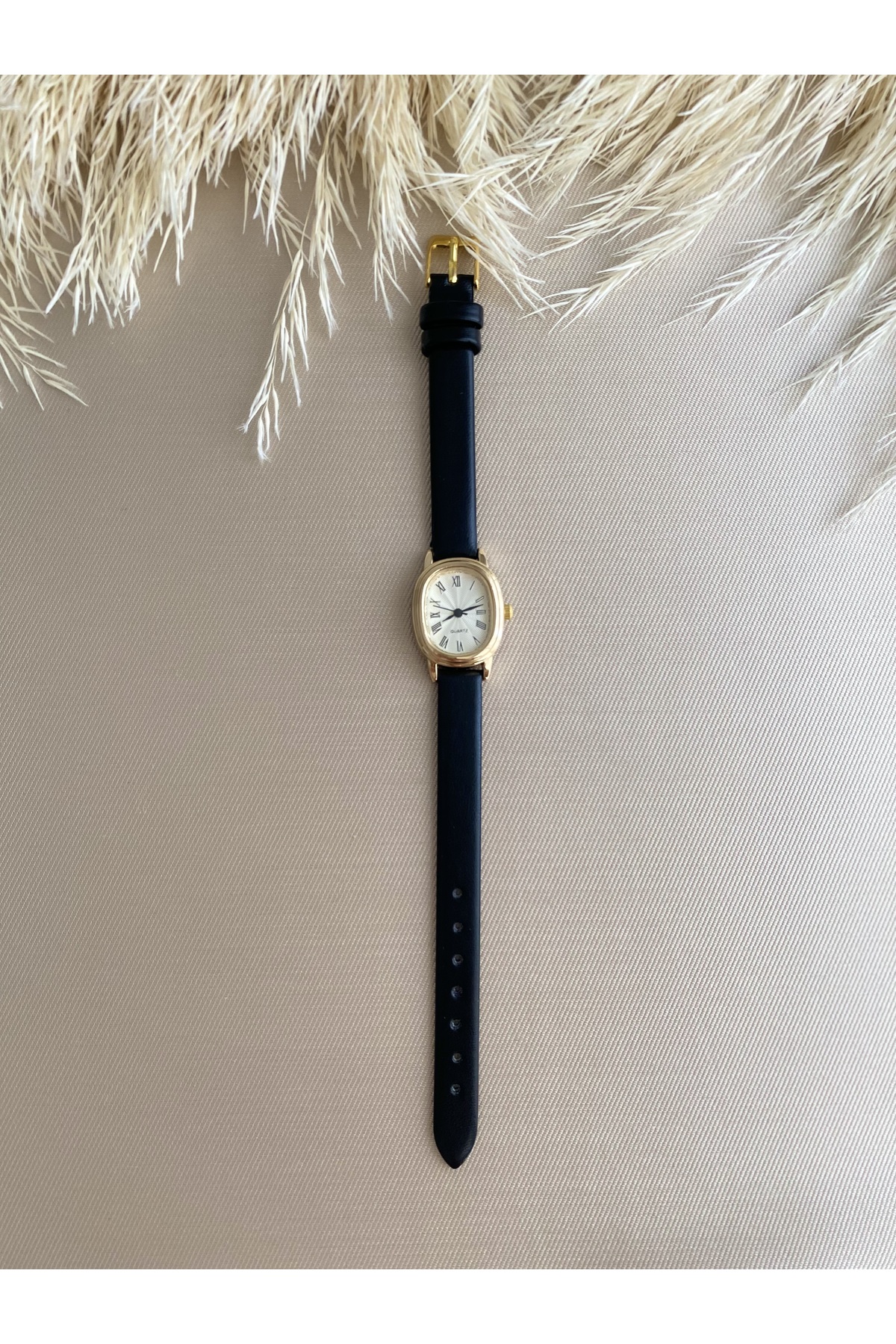 Retro Minimal Vintage Tasarım - Siyah Renk Kordon - Kadın Kol Saati - Gold Renk Kasa