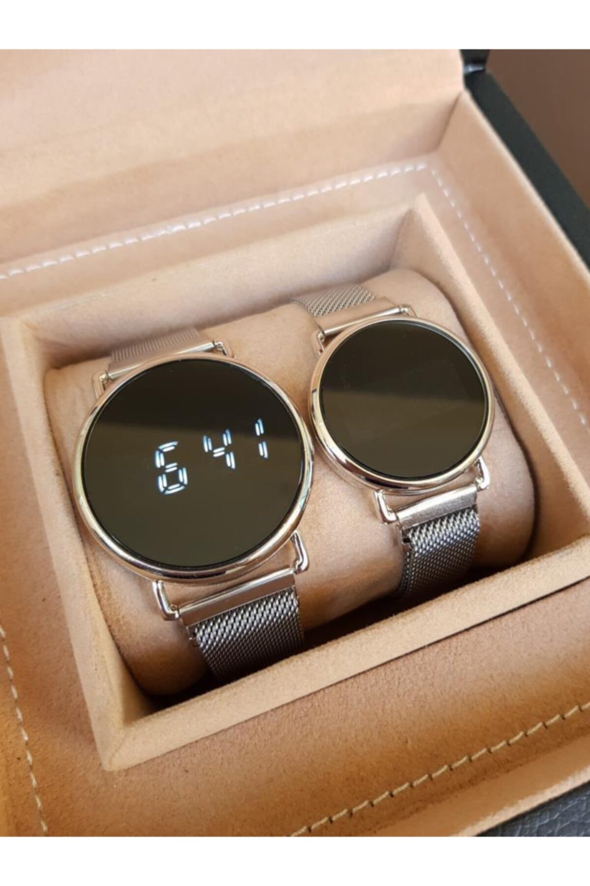 Gümüş Renk Hasır Mıknatıslı Kordon Dokunmatik Ekranlı Sevgili Saatleri